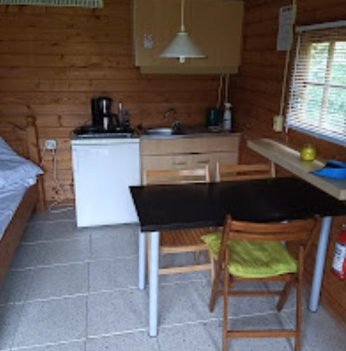 Binnen in hut Wadloper