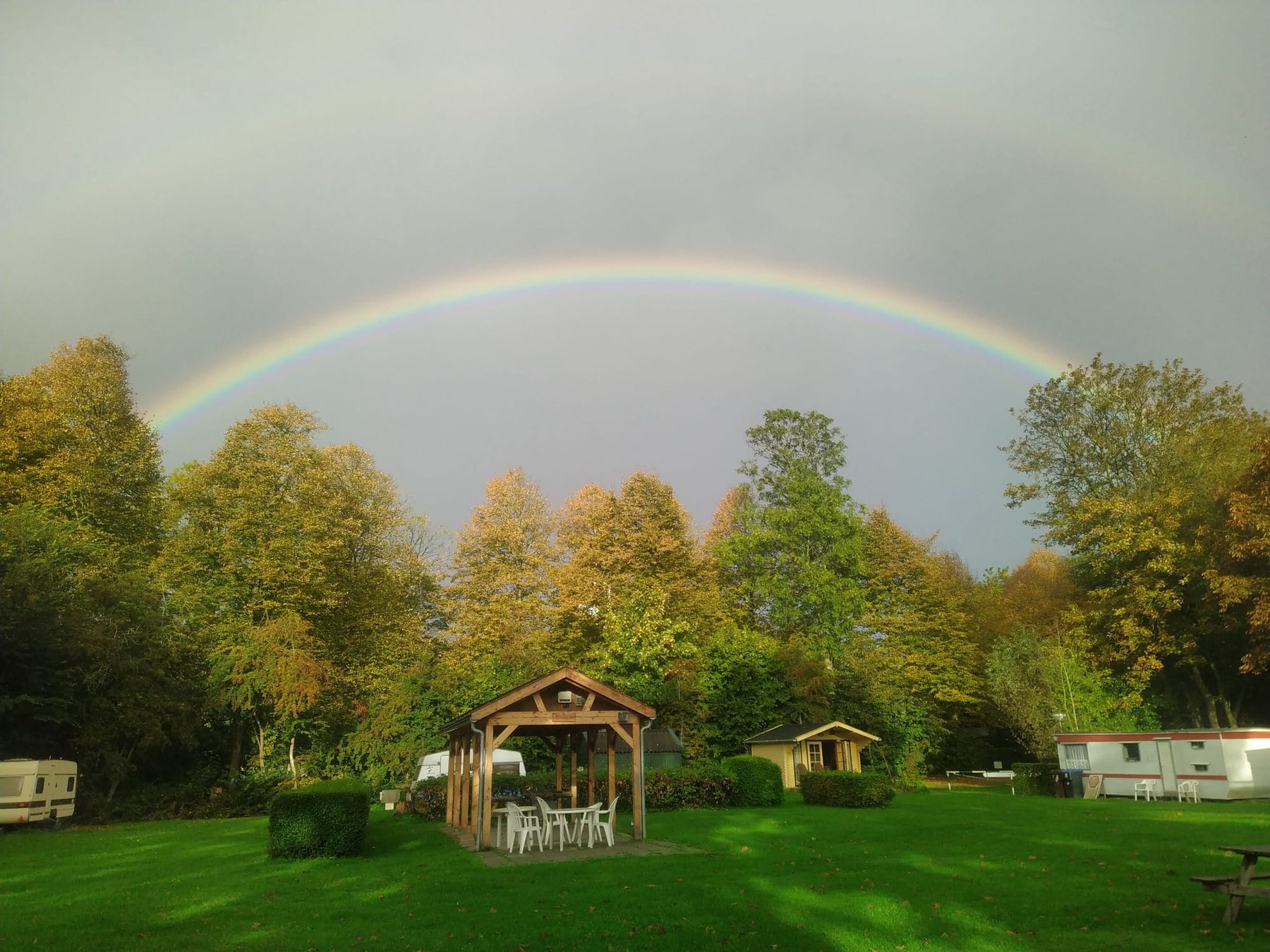 Regenboog boven het veld met de Schoelstee
