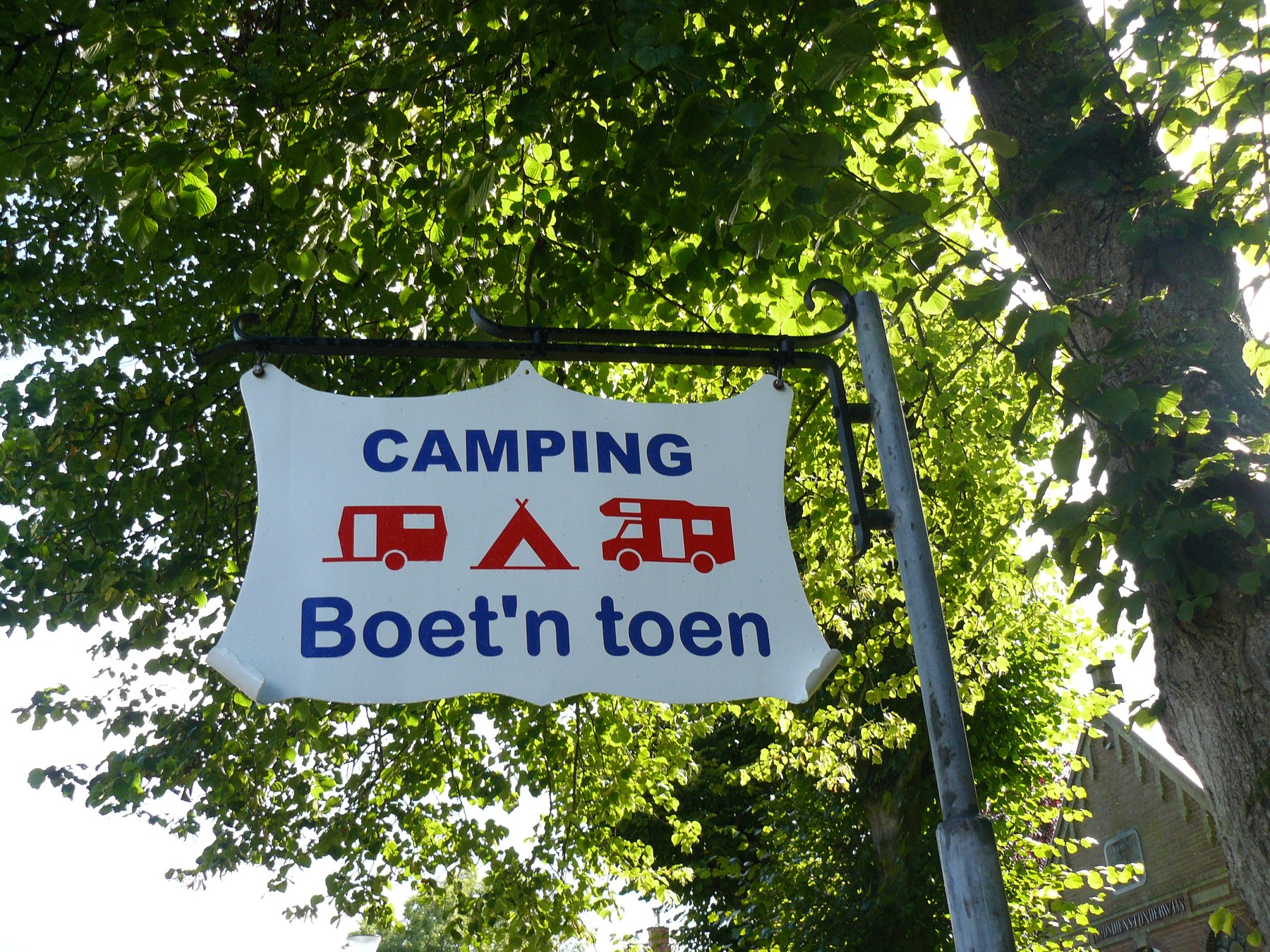 Het uithangbord van de camping aan de Hoofdstraat